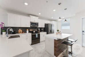 Fridge, microwave, oven, stovetop - 3120-105 Resort Pool View Disney Universal Orlando (Kissimmee)