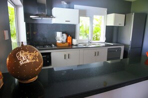 Fridge, microwave, oven, stovetop - Les nuits galantes apartment CROSSANDRA (Saint-François)