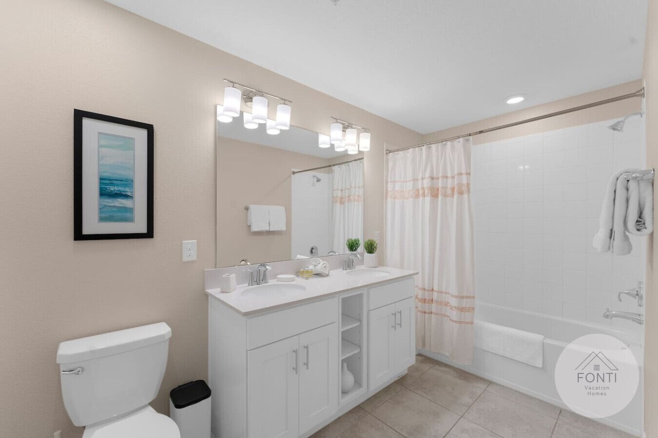 Une salle de bain moderne équipée de toilettes, d’un meuble-lavabo, d’un lavabo et d’une douche.