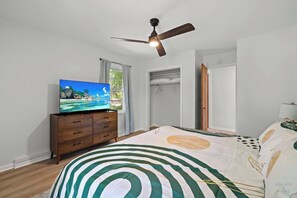 5 bedrooms, WiFi, bed sheets - Mid-Century Marvel in La Porte (La Porte)