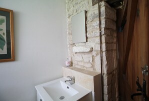 Ducha, secador de pelo, toallas y jabón