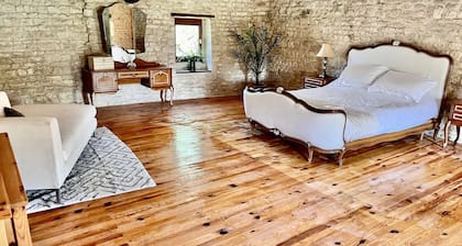 Greengates, Lavender Cottage, Beautiful rural french home. Hot tub, Heated pool.