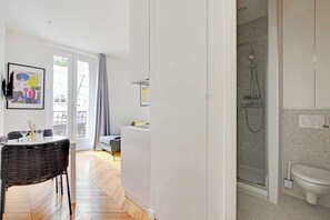 Superior Studio, Balcony | Bathroom - Résidence 78 THOREZ (Nanterre)