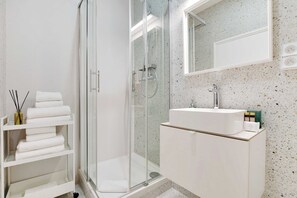 Superior Apartment, Lanai | Bathroom - Résidence 78 THOREZ (Nanterre)
