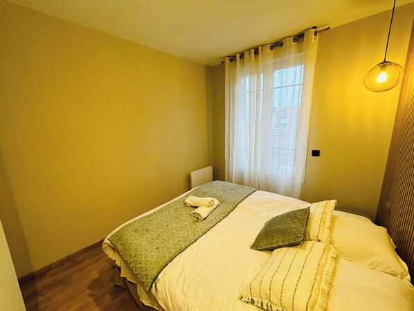 2 bedrooms, desk, iron/ironing board, WiFi