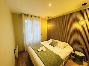 2 bedrooms, desk, iron/ironing board, WiFi