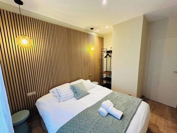 2 bedrooms, desk, iron/ironing board, WiFi