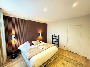 2 bedrooms, desk, iron/ironing board, WiFi