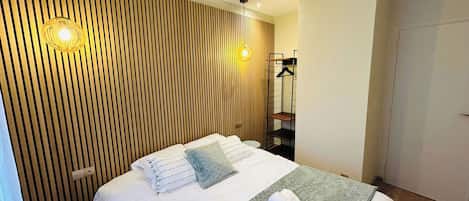 2 habitaciones, escritorio, tabla de planchar con plancha y wifi