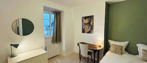 2 bedrooms, desk, WiFi, bed sheets