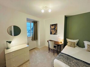 2 室のベッドルーム、デスク、WiFi、ベッドシーツ