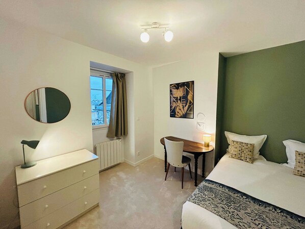 2 bedrooms, desk, WiFi, bed sheets