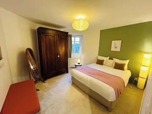 2 bedrooms, desk, WiFi, bed sheets