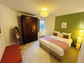 2 bedrooms, desk, WiFi, bed sheets