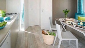 Dining - ZEcamping animé parc aquatique chiens acceptés locatif TV 23m2 5 pers (Le Château-d'Olonne)