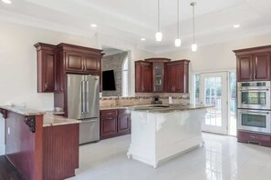 Refrigerador, microondas, horno, placa de cocina