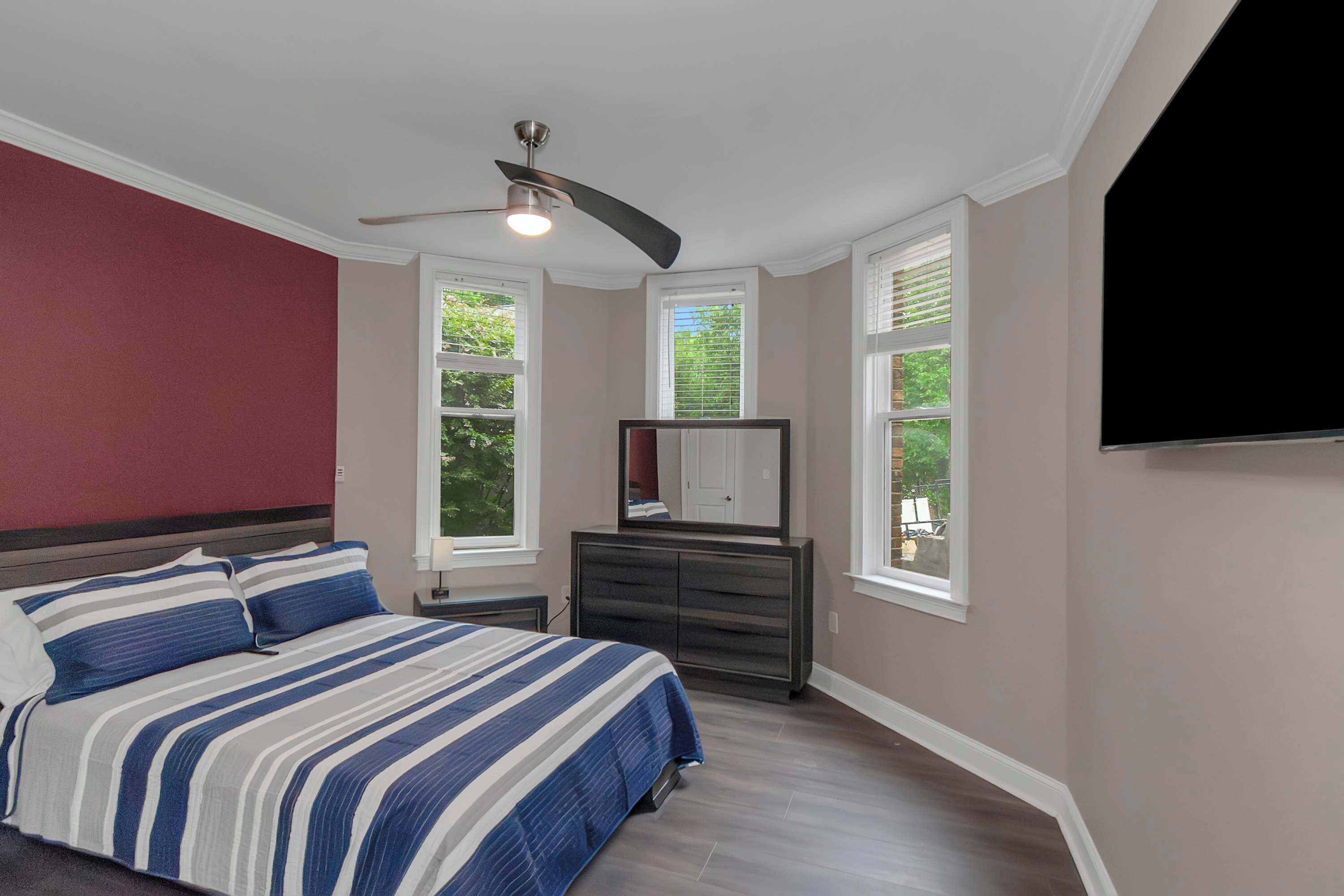 8 chambres, fer et planche à repasser, Wi-Fi, draps fournis