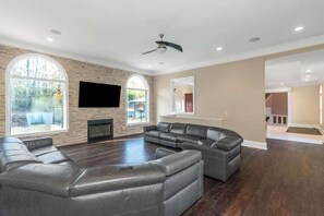 Televisión, chimenea, videojuegos