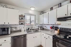 Fridge, microwave, oven, stovetop - Pet Friendly with Hot Tub (Westminster)