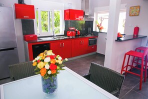 Fridge, microwave, oven, stovetop - Les NUITS GALANTES - Apartment LANTANA (Saint-François)