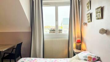 Habitación triple clásica, vista a la marina | Tabla de planchar con plancha y wifi gratis