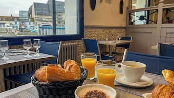 Daily continental breakfast (EUR 8.90 per person)