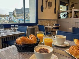 Café da manhã continental todos os dias mediante uma taxa