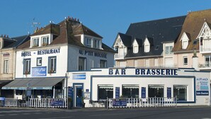 Ein Hotel mit Restaurant und Bar im Erdgeschoss.