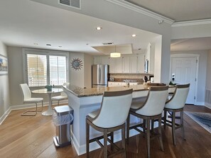 冷蔵庫、電子レンジ、オーブン、食器洗い機