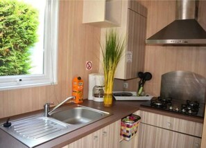 Fridge, microwave, stovetop