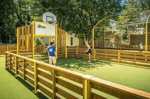 Sports court - ZEcamping parc aquatique dog friendly club enfant mobil-home TV LV BBQ (Le Château-d'Olonne)