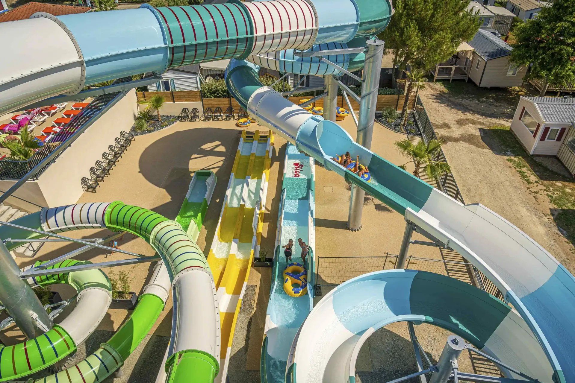 Parque aquático com vários toboáguas e piscinas.