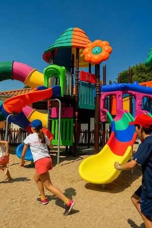 A playground with slides and climbing structures. - ZEcamping parc aquatique club enfant mobil-home TV 34m2 8 pers (Saint-Michel-Chef-Chef)