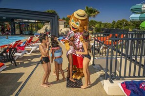 A pool area with lounge chairs and a mascot character. - ZEcamping parc aquatique club enfant mobil-home TV 34m2 8 pers (Saint-Michel-Chef-Chef)