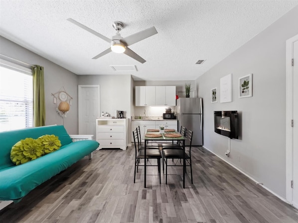 Living area - Rainforest apartment with shared Pool in brilliant St. Petersburg (St. Petersburg)