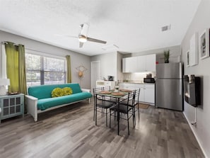 Living area - Rainforest apartment with shared Pool in brilliant St. Petersburg (St. Petersburg)