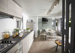 Fridge, stovetop, dishwasher