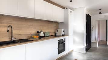 Frigorifero, microonde, forno, piano cottura