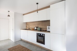 Kjøleskap, mikrobølgeovn, ovn og kokeplater