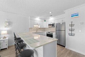 Een vaatwasser, een eettafel