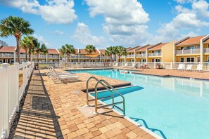 Een verwarmd zwembad