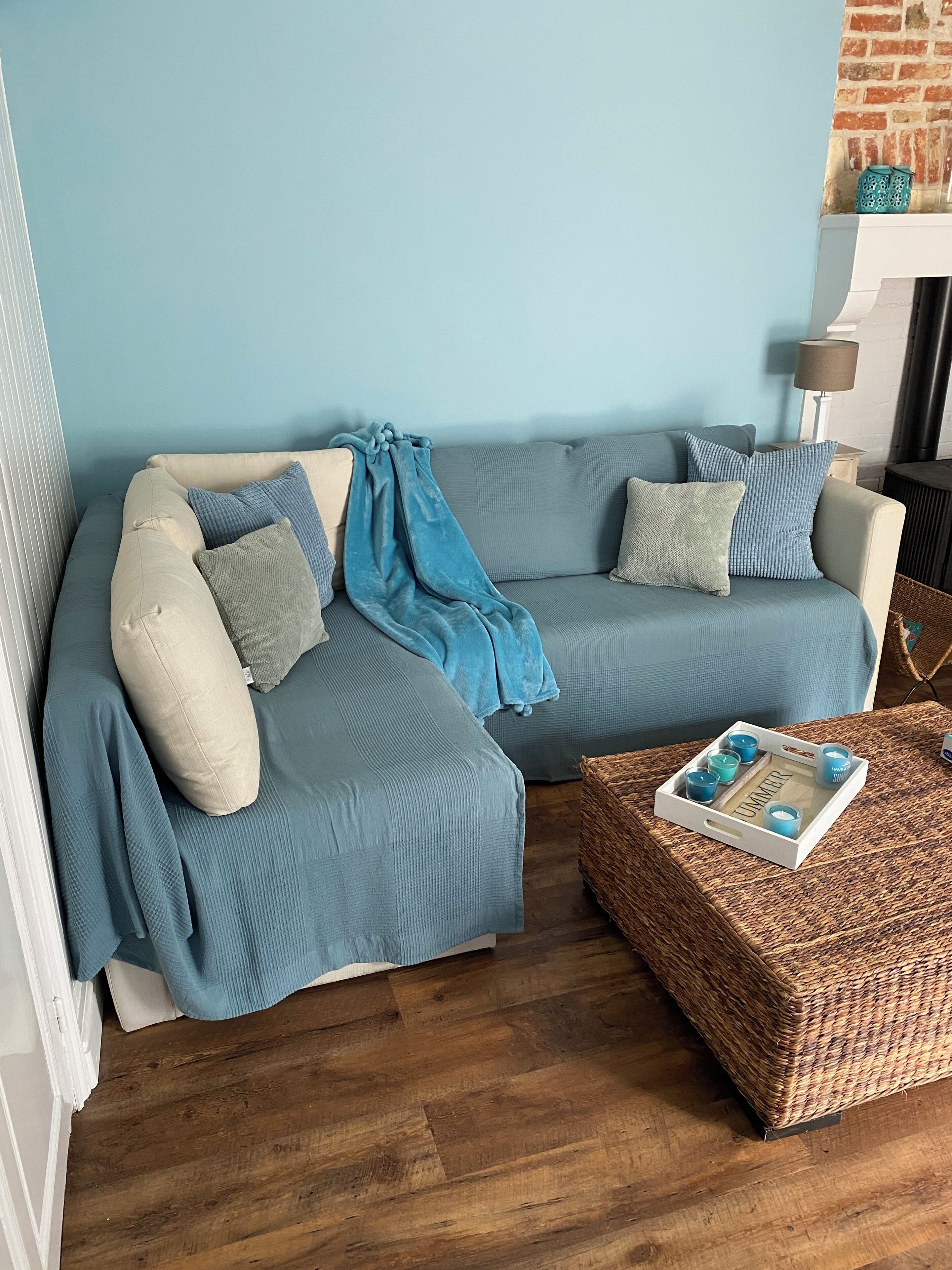 Una chimenea, un reproductor estéreo