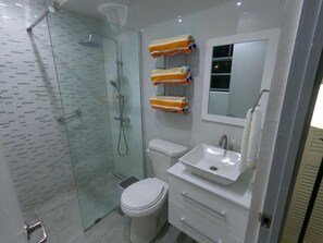 Haartrockner, Handtücher, Seife, Toilettenpapier