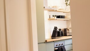 A kitchen with a stove, oven, and various kitchen utensils. - Comfy 4 Bed, Quiet Stay, Near the City Center, Free Parking & Speedy WIFI  (Manchester)