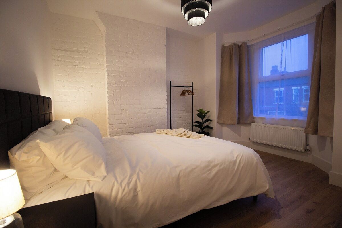 4 bedrooms, iron/ironing board, WiFi (free), bed sheets