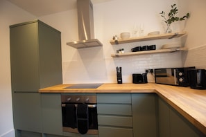 Frigorífico, microondas, horno y placa de cocina