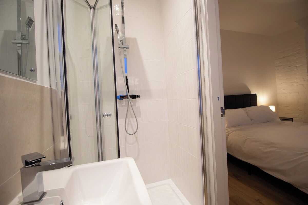 Shower, hair dryer, shampoo