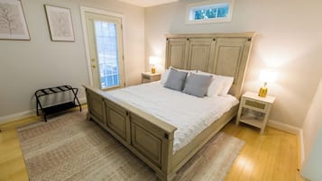 5 bedrooms, desk, iron/ironing board, travel cot