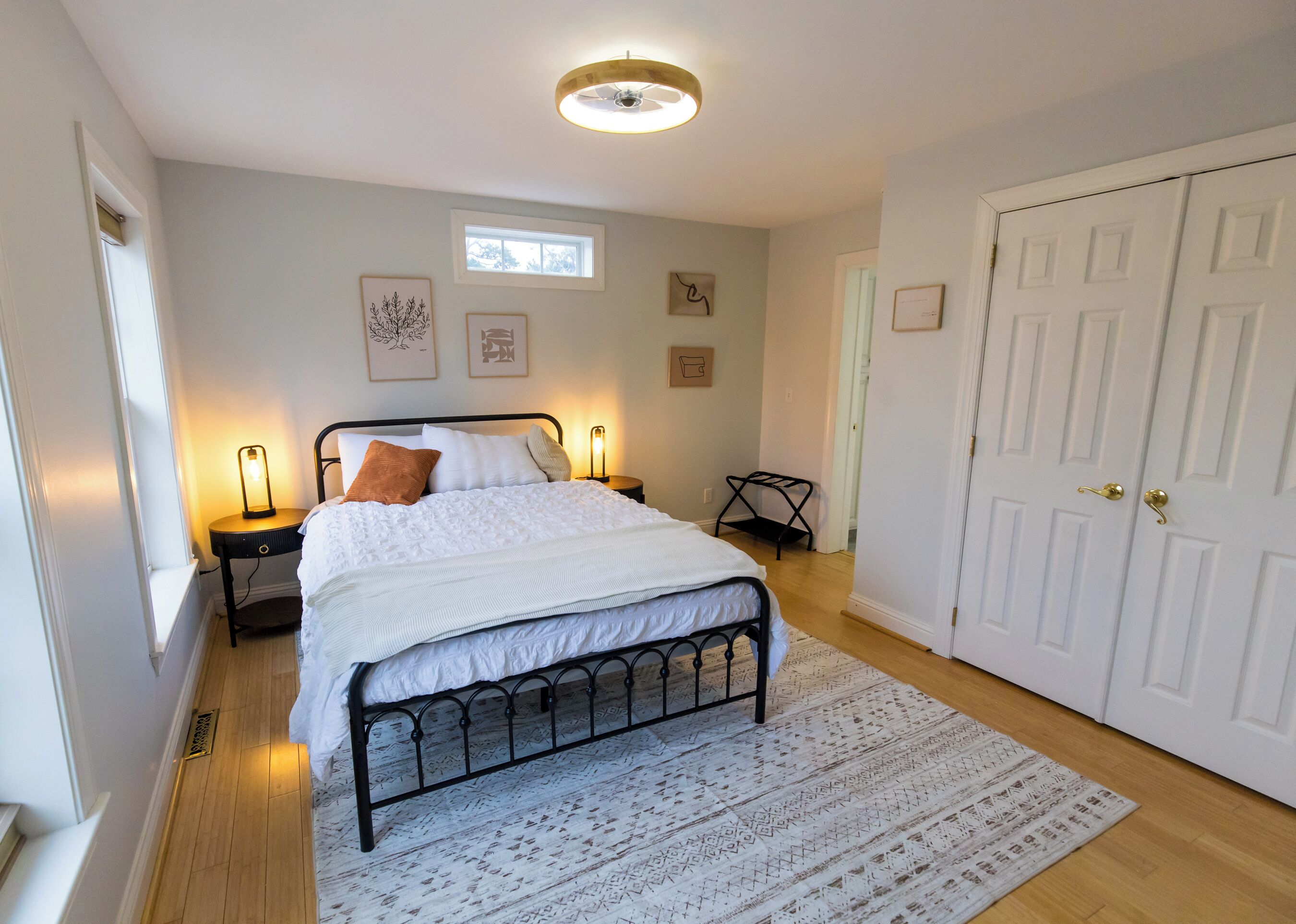 5 chambres, bureau, fer et planche à repasser, lit de bébé portatif