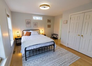 5 habitaciones, escritorio y tabla de planchar con plancha 